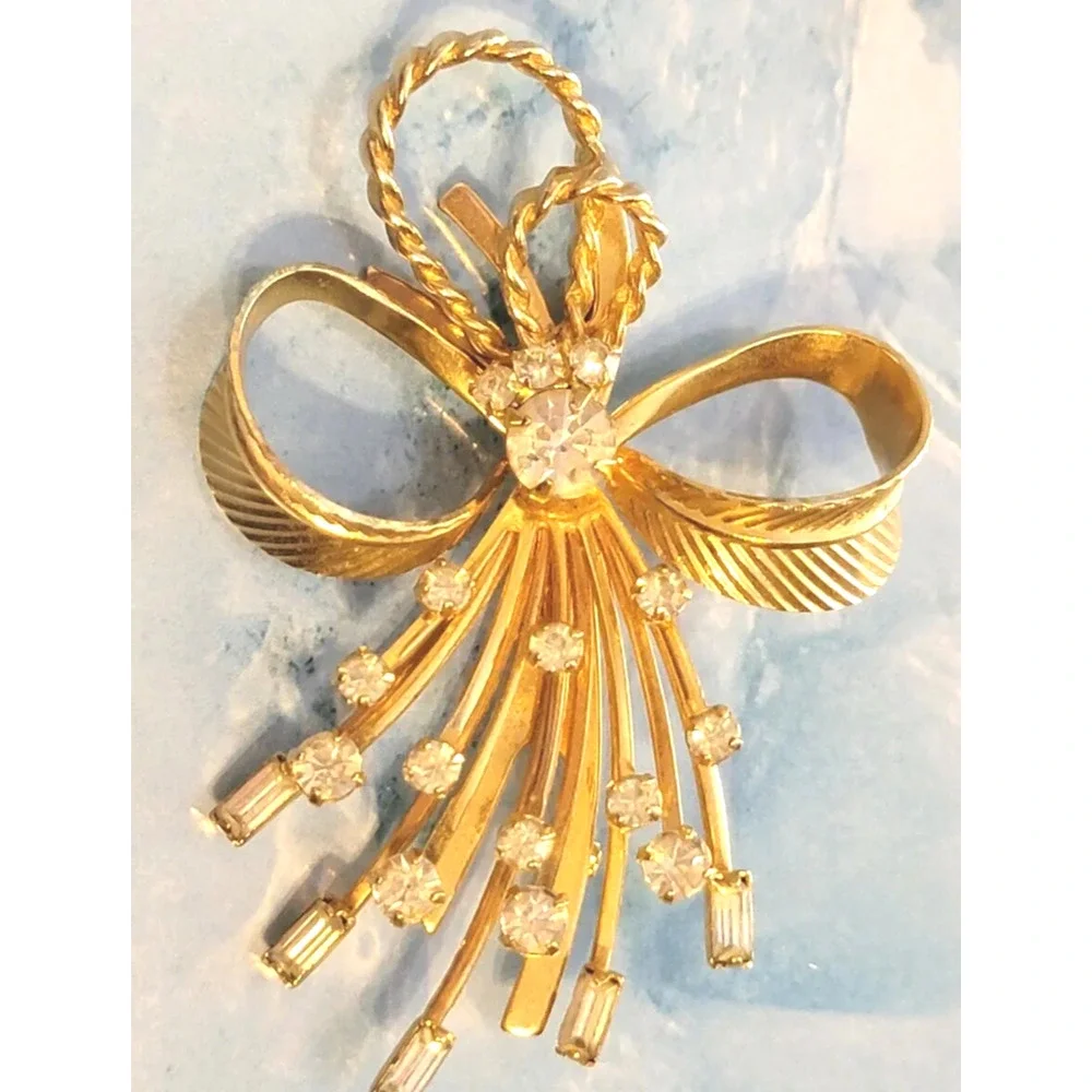 Vintage Gold Rhinestone Flower‎ Brooch Sarah Coventry Floral Pin Signed Large